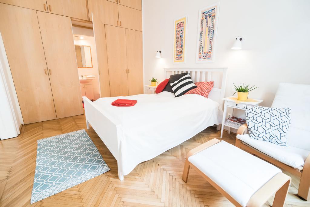 Apartment Anker At Deak Sq. *